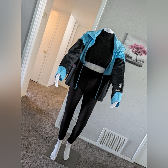 Beautiful summer women coat which is mixed by blue ,black and pink color. - Picture 2 of 8